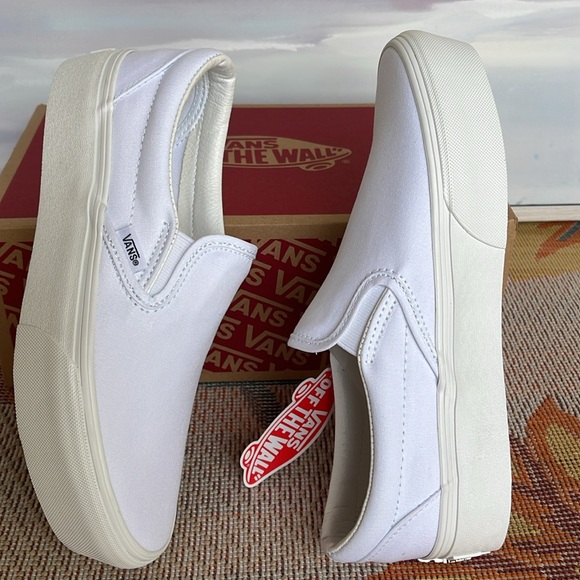 Vans WMNS Classic Slip-On
True White
VN0A3JEZW00
Sneakers - Picture 12 of 16